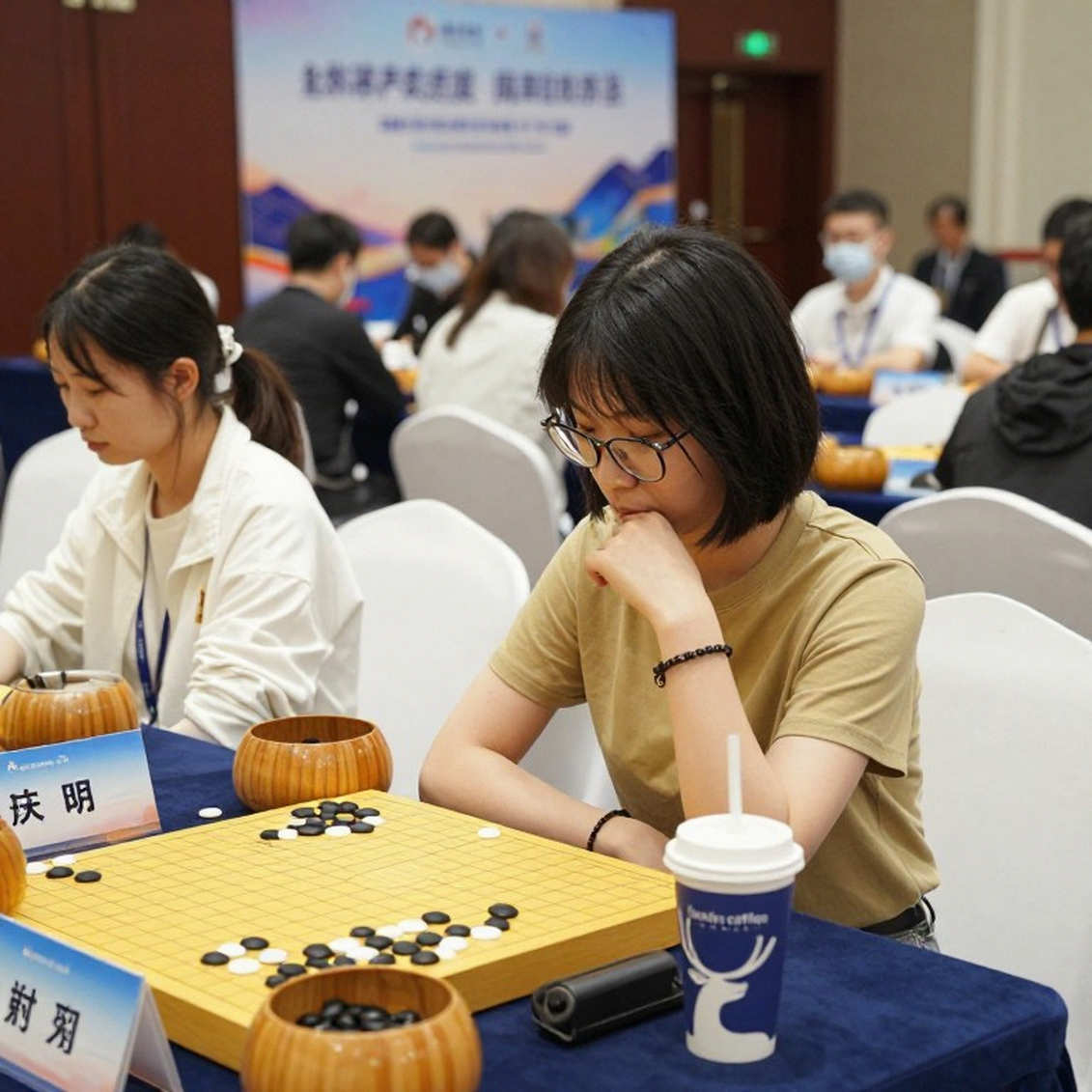 ChessBase Magazine số 225: 27 ván cờ ngắn và bài toán sống còn của học liệu trả tiền