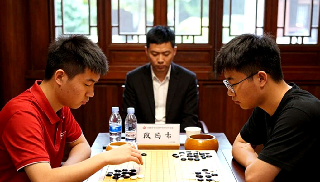 ChessBase Magazine số 225: 27 ván cờ ngắn và bài toán sống còn của học liệu trả tiền