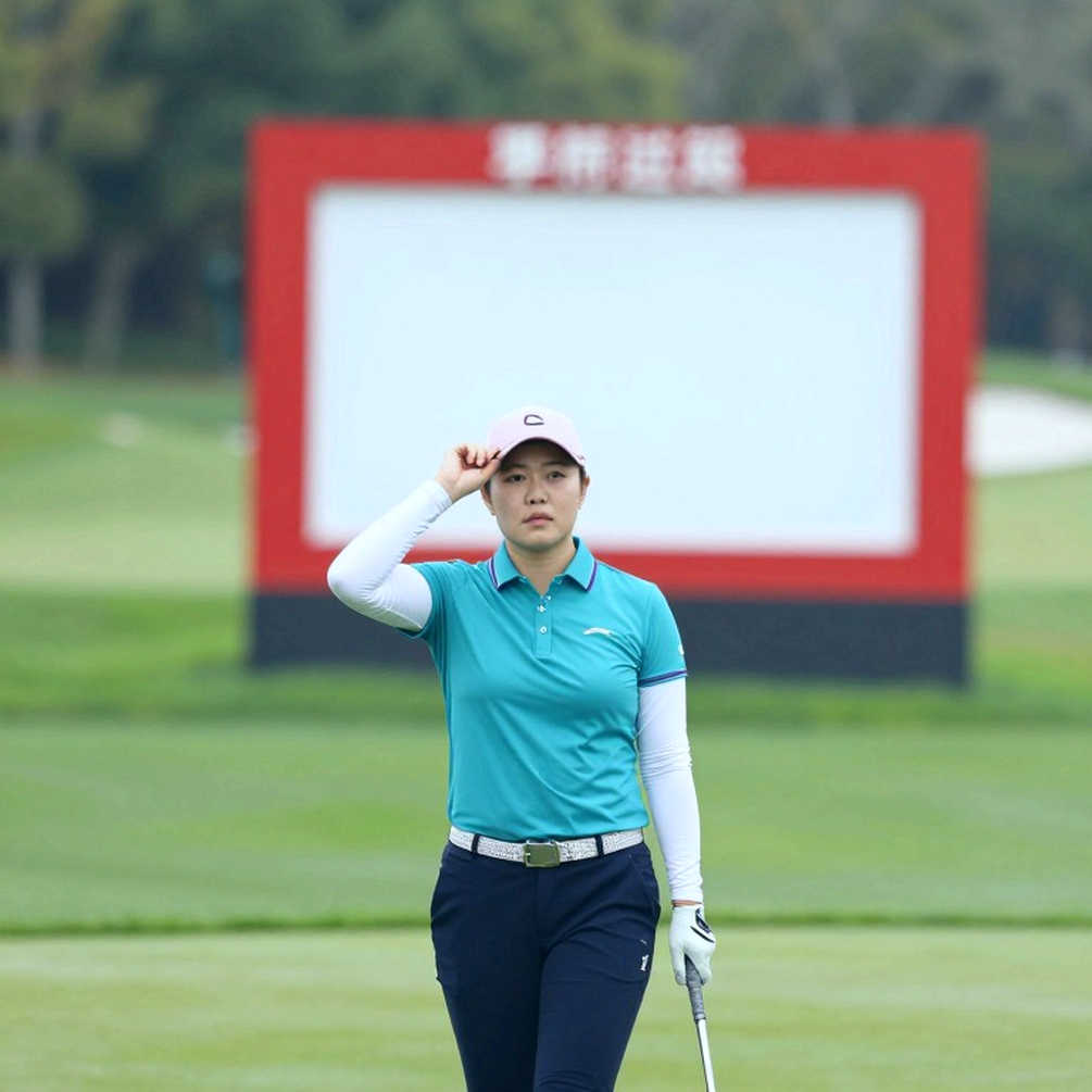 Tám chiều phân tích cùng im lặng: bài học từ một khoảng trống dữ liệu golf