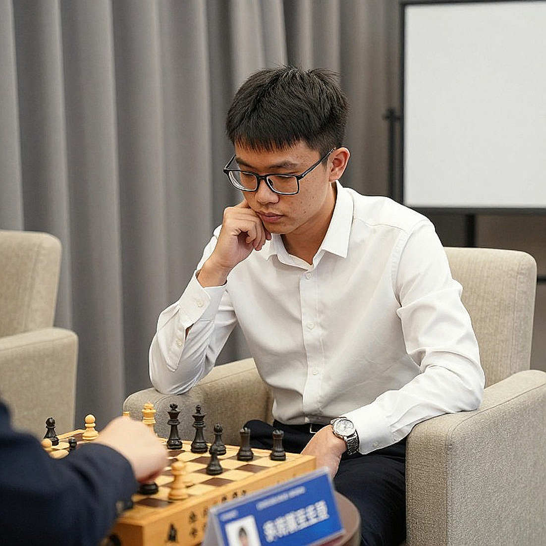 Khai cuộc Scotch và bản đồ không gian: Kasparov 2026, bài học 60 phút, và một tiêu đề FIDE không có thật
