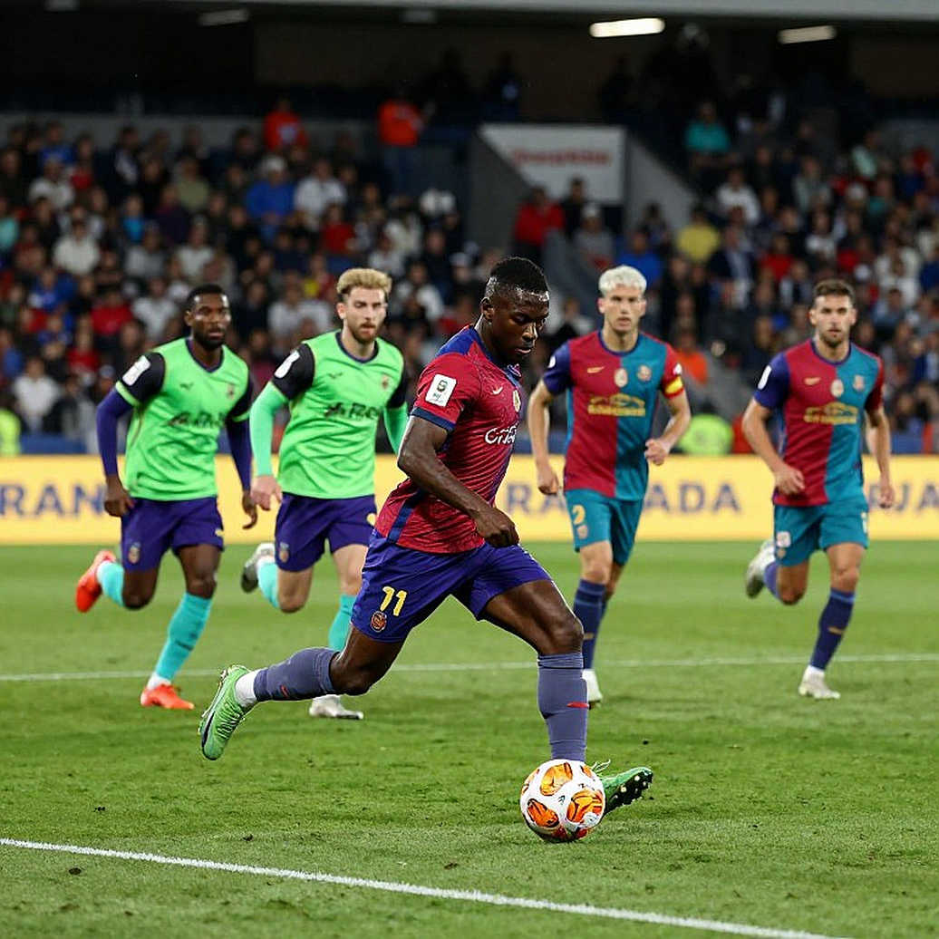 Hành lang cánh bị bào mòn: Manchester United, bốn ca vắng mặt và một địa tầng cần được đọc lại