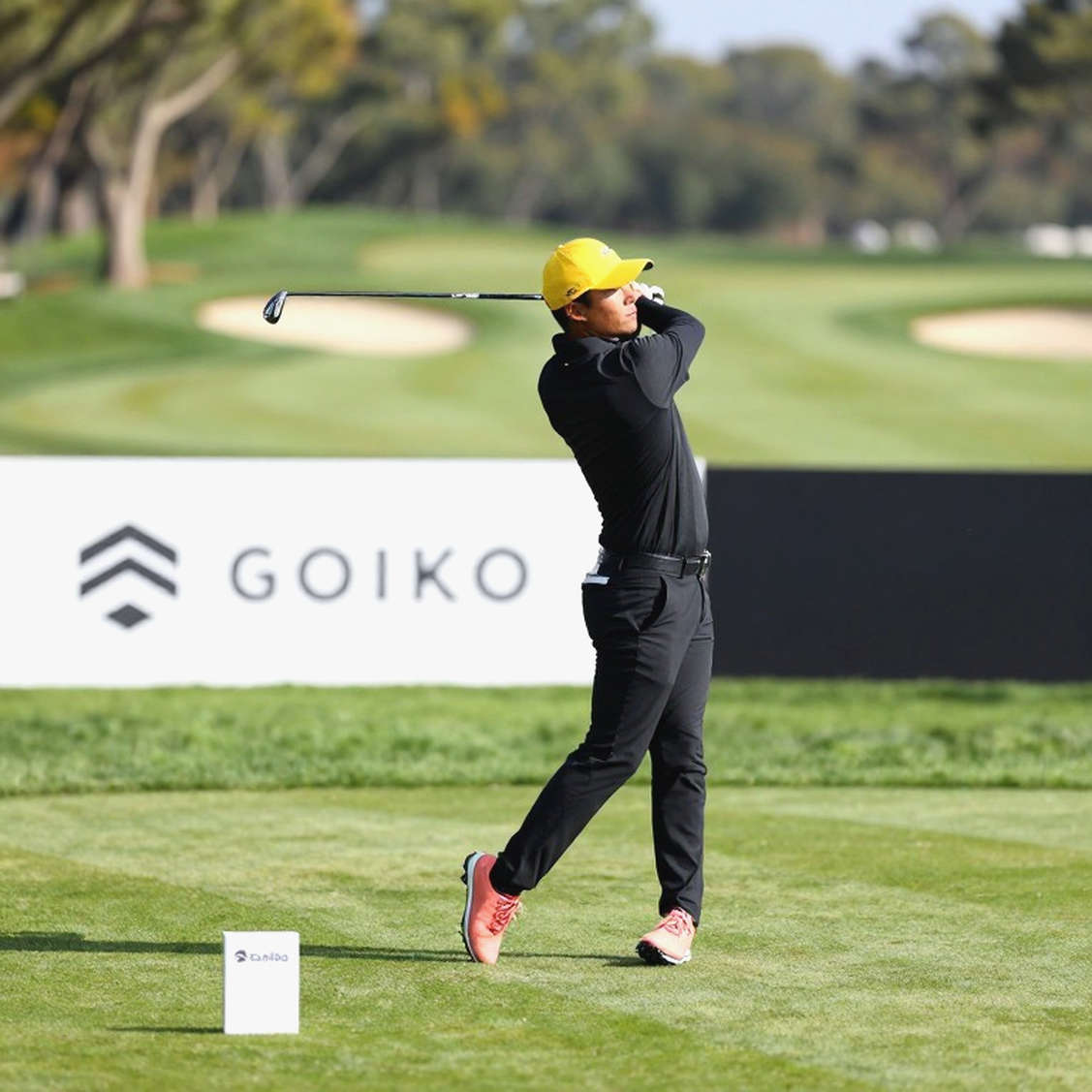 Một lọ xịt muỗi, một vết cháy cỏ: câu chuyện chăm sóc sân golf mùa cao điểm