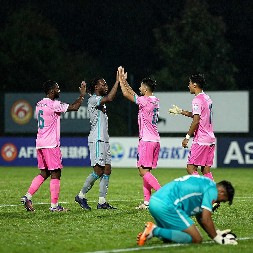 Một tấm thẻ vàng, hai lần đá nguội: V-League và khoảng trống kỷ cương Một tấm thẻ vàng, hai lần đá nguội: V-League và khoảng trống kỷ cương