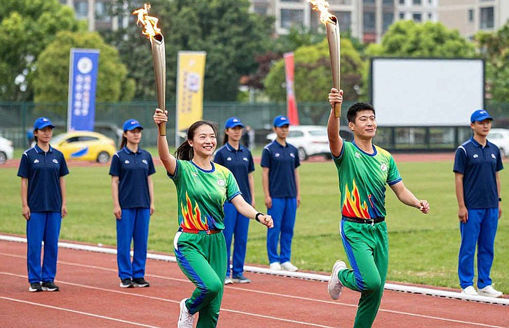 Cầu thủ Thái Lan bất tỉnh trên sân, phải ép tim khẩn cấp: Trọng tài gây bức xúc vì chậm trễ Cầu thủ Thái Lan bất tỉnh trên sân, phải ép tim khẩn cấp: Trọng tài gây bức xúc vì chậm trễ