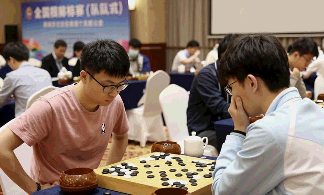 Liang hạ Niemann ở vòng 1 giải vô địch cờ vua Mỹ: đằng sau dòng tít là một trang bán hàng Liang hạ Niemann ở vòng 1 giải vô địch cờ vua Mỹ: đằng sau dòng tít là một trang bán hàng