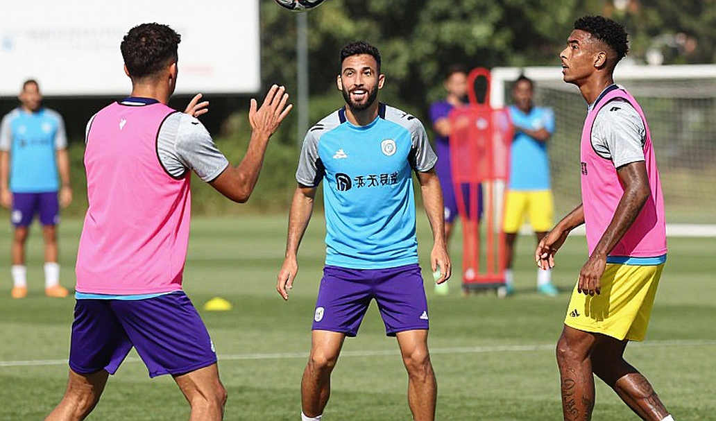 Khi logo cá nhân thay thế logo hãng: Lớp trầm tích cuối cùng trong chiếc áo chia tay của Messi
