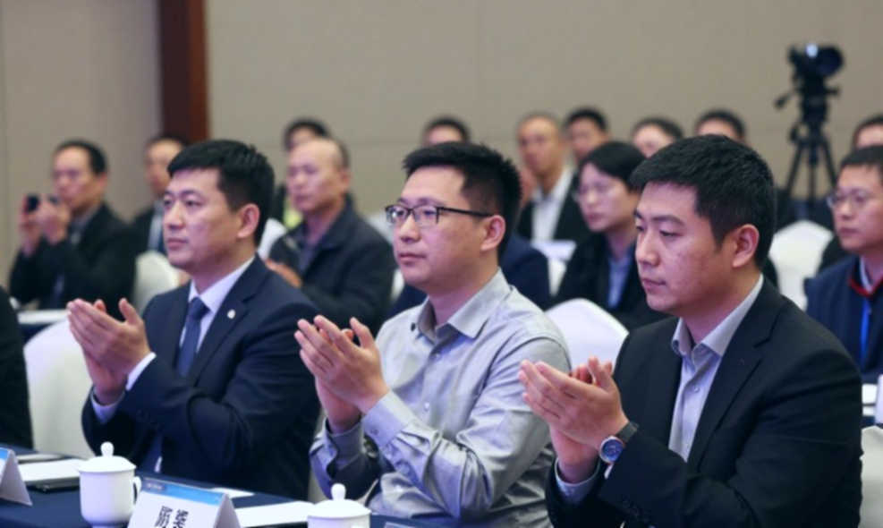 Nén hương của Nguyễn Anh Đức: bàn thắng không phải toàn bộ câu chuyện Nén hương của Nguyễn Anh Đức: bàn thắng không phải toàn bộ câu chuyện