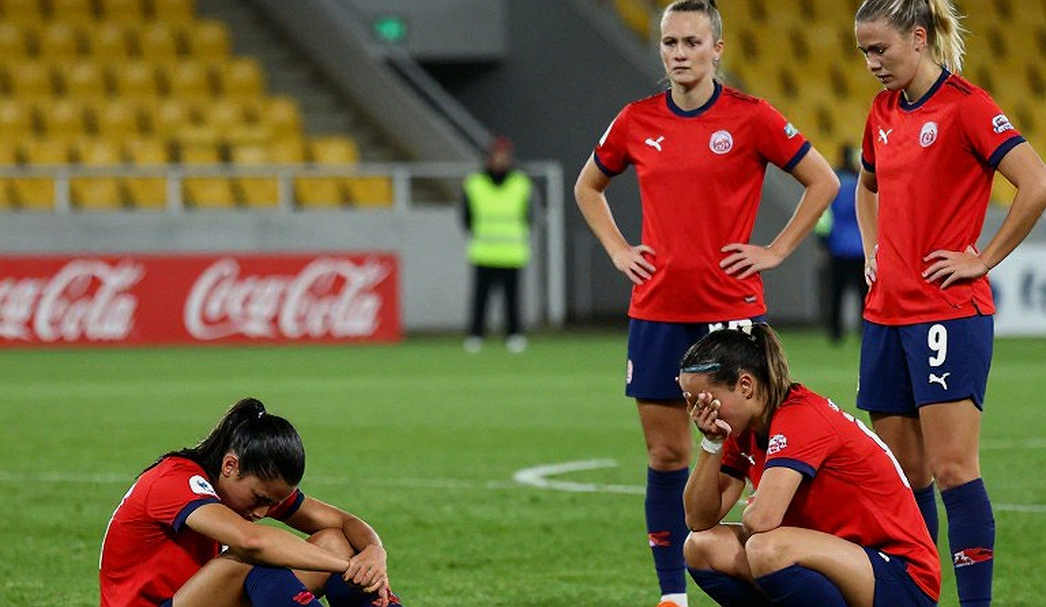 Cú đá của Iván Moreno, Malagón và chiếc chai nằm lại trên cỏ León Cú đá của Iván Moreno, Malagón và chiếc chai nằm lại trên cỏ León